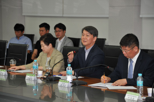 안철수 전 국민의당 대표가 24일 대전 한국표준과학연구원에서 열린 과학기술계 정부출연연구기관 연구자들과의 간담회에서 발언을 하고 있다. 표준연 제공